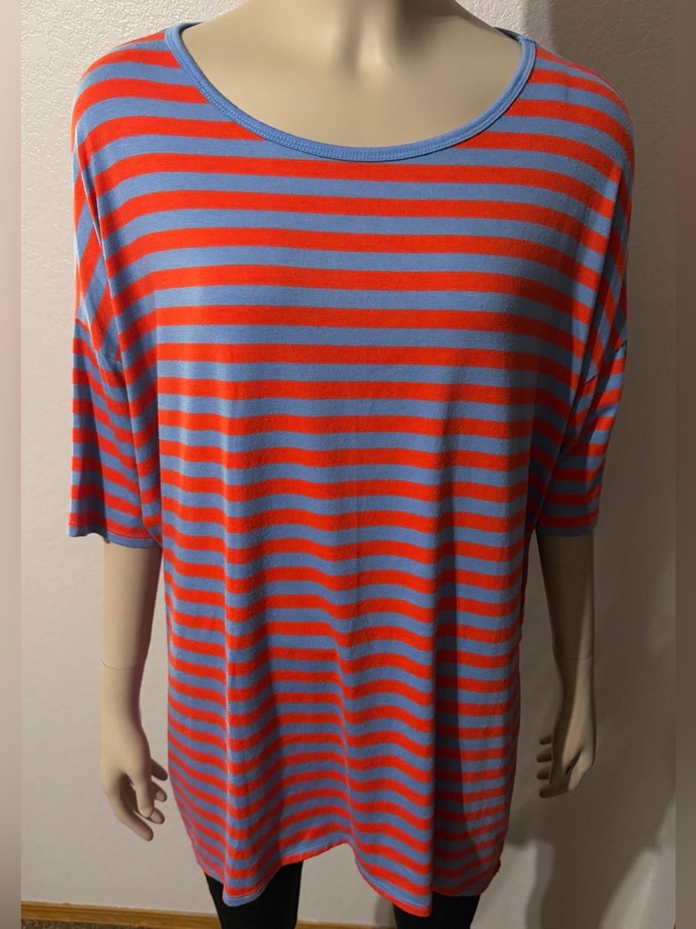 OVERSIZED MEDIUM NWT C PICS CLOSET CLEAR OUT ON ALL LULAROE MAKE AN OFFER BUNDLE